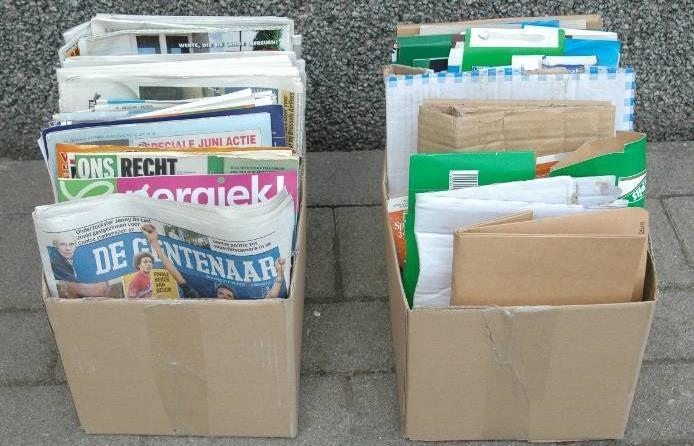 Thuis papier sorteren is eenvoudig Kranten en tijdschriften samen rechtop
