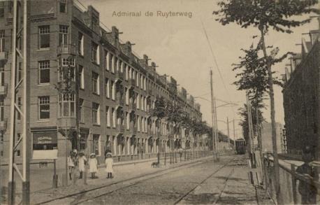 Links de Admiraal de Ruijterweg met trambaan, 1911 (SAA: B00000008213), rechts de Krommert ca.
