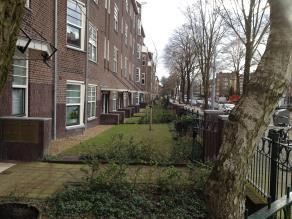 met groenperken aan de zuidzijde in de straten als de Willem de Zwijgerlaan en de Van Walbeeckstraat e.o. en voor pleinen als het Magalhaensplein.