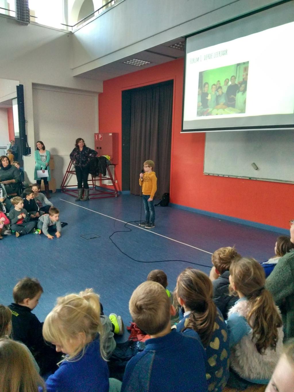 Met de hele klas bespreken de leerkrachten wat