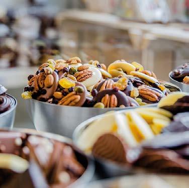 DEMONSTRATIE Bresillienne PROEVERIJ Ganache Film kijken Demonstratie met koffie, thee en bonbonnetje van: Vormbonbons Platte figuurtjes en holfiguren Glaceerbonbons Chocolade tableren / tempereren