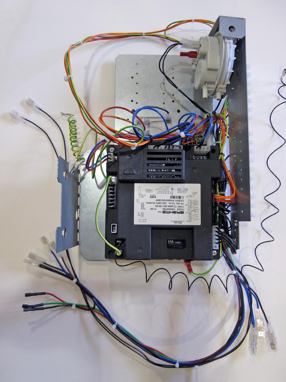 Figuur 11b - Controlepaneel bevestigd op verwijderbare console 1) Branderautomaat (ER) 2) Klemmenrij 3) Drukverschilschakelaar 4) Zekering branderautomaat 3.15AF 3 2 4 1 14.