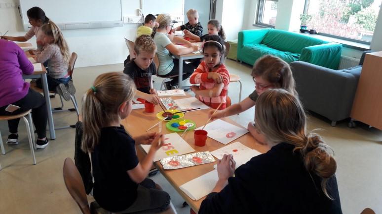 Jamilla Lieskamp (van Tandem) zal de leerlingen bijstaan in het plannen, het maken en het leren van hun huiswerk. Dit gebeurt in goed overleg met de leerkracht(en) van de Aquamarijn.