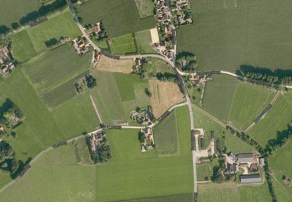 Luchtfoto met het plangebied binnen rode contour Het perceel is gelegen aan t Looweg. Deze kronkelige en halverwege zandpad wordende weg ligt aan de zuidkant van Oeken.