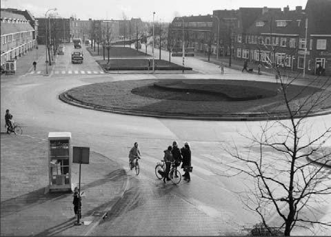 Variant J: Aanleg rotondeverkeersplein, ingebracht door Fietsersbond (voorbeeld Delflandplein te Delft) De Fietsersbond heeft voorgesteld om het kruispunt Vleutenseweg - Spinozaweg om te bouwen naar