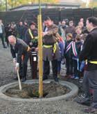 GEMEENTEBESTUUR PLANT LINDEBOOM OP WAPENSTILSTAND Aan de vooravond van de herdenking van 100 jaar Groote Volgend jaar, op 17 au- Oorlog, heeft het gemeentebestuur op wapenstilstand met gustus, willen