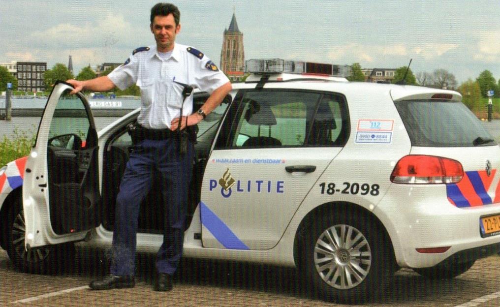 De inzet van de politie Schakelen tussen incidenten waarbij boosheid of verdriet een grote rol spelen Waakzaam en dienstbaar staat er bij ons op de auto s.