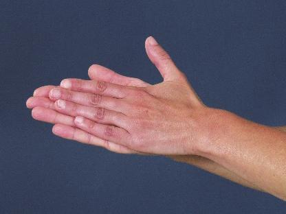 Techniek handhygiëne: a) Handpalm tegen handpalm b) Rechter handpalm over