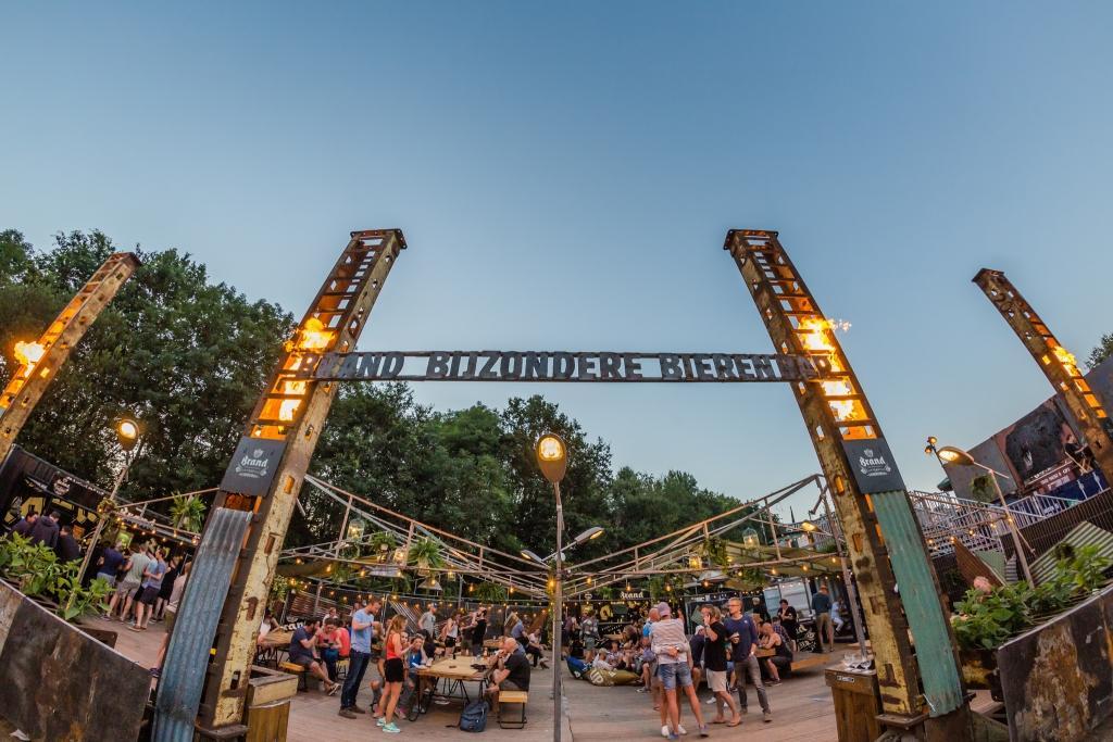 manier waarop je naar binnen kon. De bar was ingericht als oud Amsterdams café, met kleedjes op tafel en Nederlandstalige muziek.