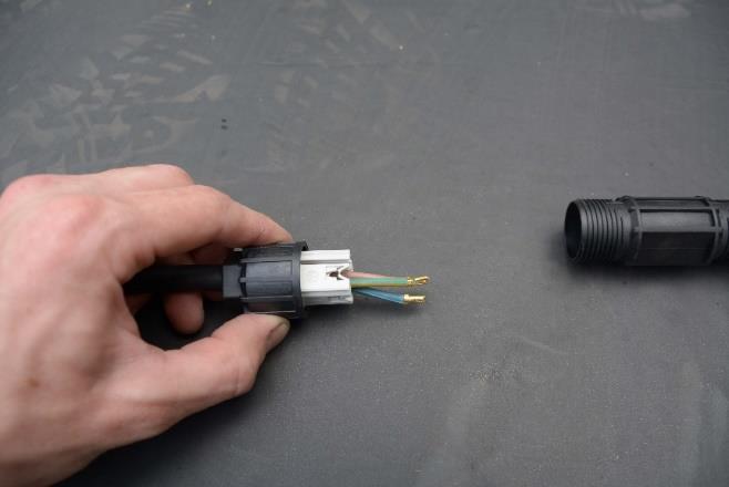 Let op: zorg er altijd voor dat stroomkabel niet in het stopcontact is aangesloten als u met de connector werkt.
