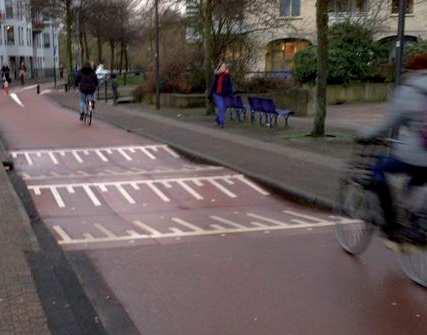 [ HOOFDSTUK 4 ] [34] bromfietsdrempel nauwelijks overlast op. In het ASVV 2013 wordt door het CROW aanbevelingen gedaan voor de maten van een bromfietsdrempel.