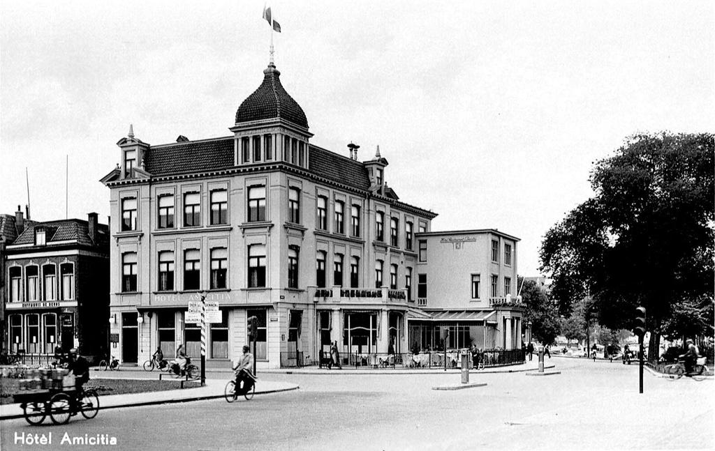 Hotel Amicitia stond op de hoek van de Nieuweweg en de Wirdumerdijk (ansichtkaart jaren veertig).