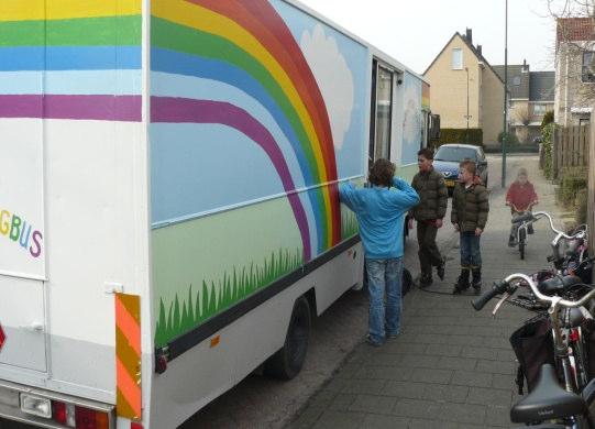 Er is door diverse mensen heel wat tijd in gestoken en wij zijn heel blij met het resultaat. De kinderen zagen ook meteen dat de Regenboogbus anders was.