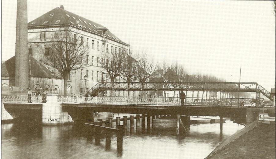 Lousbergbrug met de voetgangersbrug-passerel aan de Visserij met links het einde van de Tweebruggenstraat en rechts het begin van de Kasteellaan omstreeks