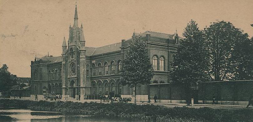 Lousberggesticht te bouwen. Opening was in 1865. Met het metselen van de dijken kon de straat ruimtelijk worden verbreed.