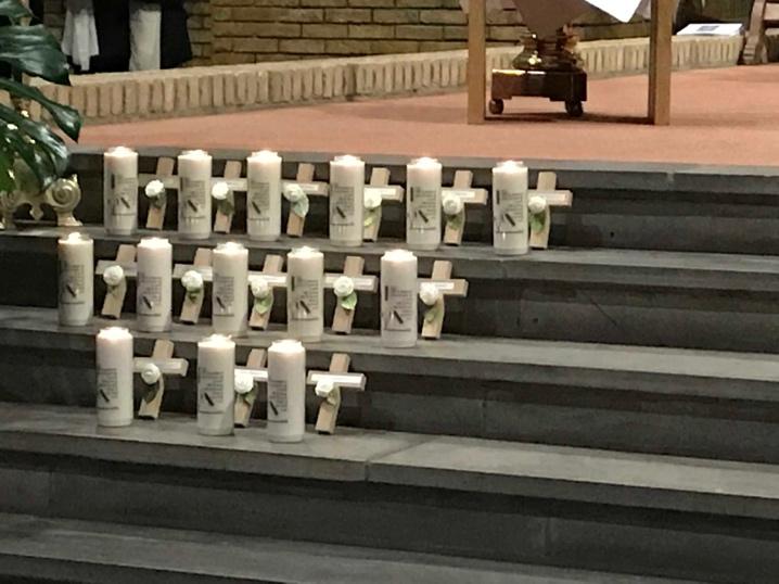 Deze kruisjes staan als teken van verbondenheid bij elkaar op het zijaltaar.