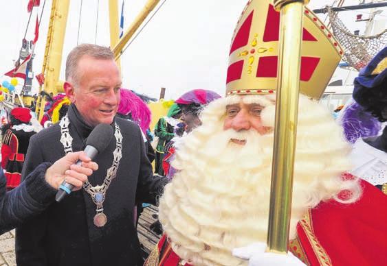 Het was groot feest voor de kinderen afgelopen zaterdag in IJmuiden. Sinterklaas en zijn 150 pieten zijn veilig en droog aangekomen op de Loswalkade.