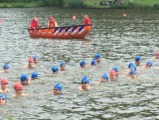 Voor deze wedstrijd zijn wij al op zoek naar vrijwilligers die willen helpen bij het opbouwen van het zwembad, fungeren als official, kaarten lopen en andere hand en span diensten.