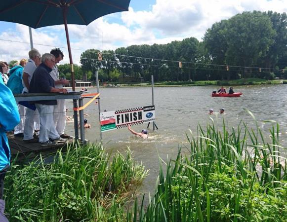 Zwemlust Tristan: De finish is een groot bord waar je onder door of omheen moet zwemmen terwijl je het bord aantikt.