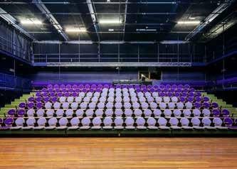 Ruim 700 stoelen en geschikt voor activiteiten waarbij veel theater- en of presentatietechniek nodig is.