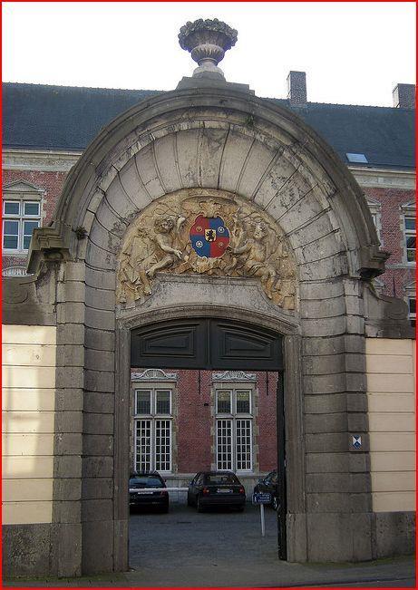 7 Beeldhouwkunst in de familie: Bisschoppelijk paleis, Brugge Heilige-Geeststraat 4, (het voormalige Hof van Pittem) Als je ooit eens in Brugge komt en wat tijd over hebt ga dan eens naar de