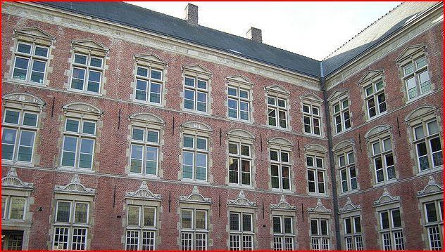 In 1738 kocht bisschop Hendrik van Susteren het 16de-eeuwse herenhuis Hof van Pittem aan de Heilige Geeststraat en liet het omvormen tot een seminarie.