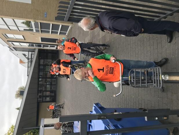 Naast het voorbereiden van de verkeerstheorie en het oefenen van de verkeersregels is de route ook wekelijks door de assistenten met de leerlingen gefietst.