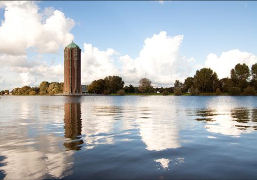 Hier bevinden zich een groot winkelcentrum, de centrale bibliotheek, alsmede culturele voorzieningen, horeca en kantoren. Het winkelgebied in het Stadshart is het grootste binnen de regio.