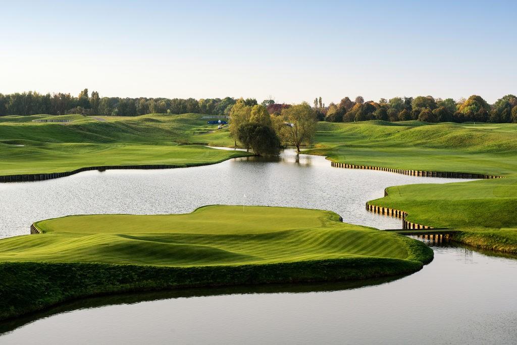 DE BANEN Le Golf National Rond 1980 bedacht de Franse Golf Federatie dat ze een eigen golfbaan wilde. Architect Hubert Chesneau mocht in 1987 aan de slag en in 1990 werd dit meesterwerk geopend.