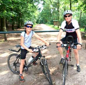 Marijn en zijn vader Paul fietsen samen naar Parijs. Boxtel - Volgens Google Maps is het van het Jacob-Roelandslyceum naar de Eiffeltoren bijna 24 uur fietsen.