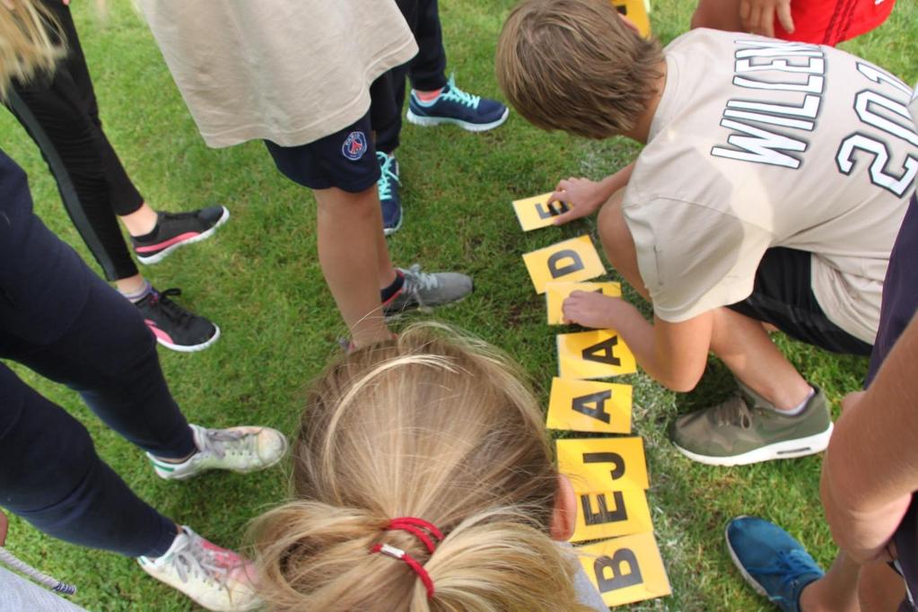 Om 21.15 uur gaan we met z'n allen moe, maar voldaan naar huis! Benodigdheden voor de woensdag: een pen, je agenda, een lunchpakket, je zwemspullen en eventueel spullen voor de klassenpresentatie.