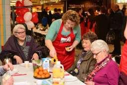 Jaarverslag 2017-Resto VanHarte Dordrecht 4 is gebleken dat de sociale kant van onze aanpak de bewoners en buurtgenoten betrekt en verenigt.