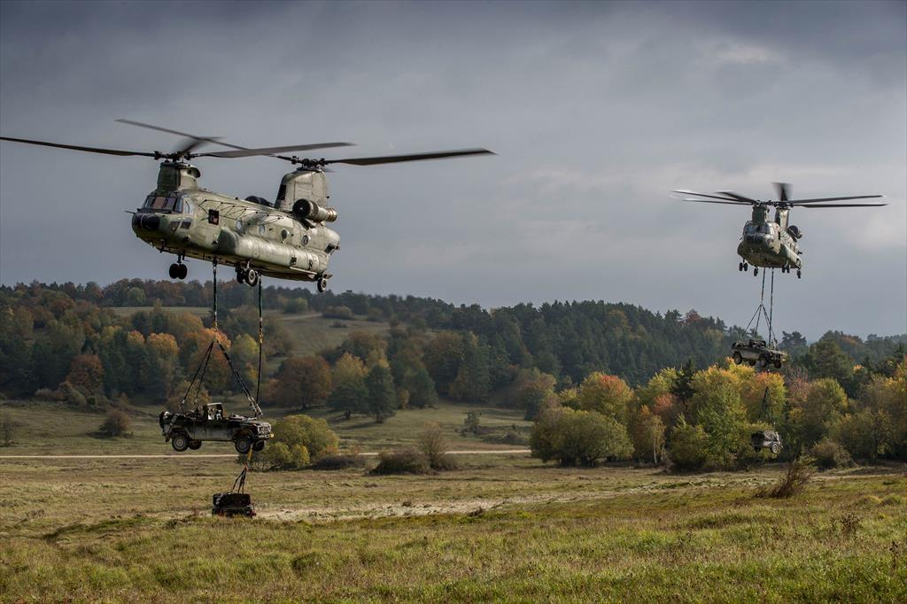 Meer Nederlandse inzet Nog zuidelijker, in Noord-Italië, was er ook Nederlandse inbreng. Vanaf vliegbasis Aviano vlogen vorige week transporttoestellen naar Hohenfels voor bevoorrading.