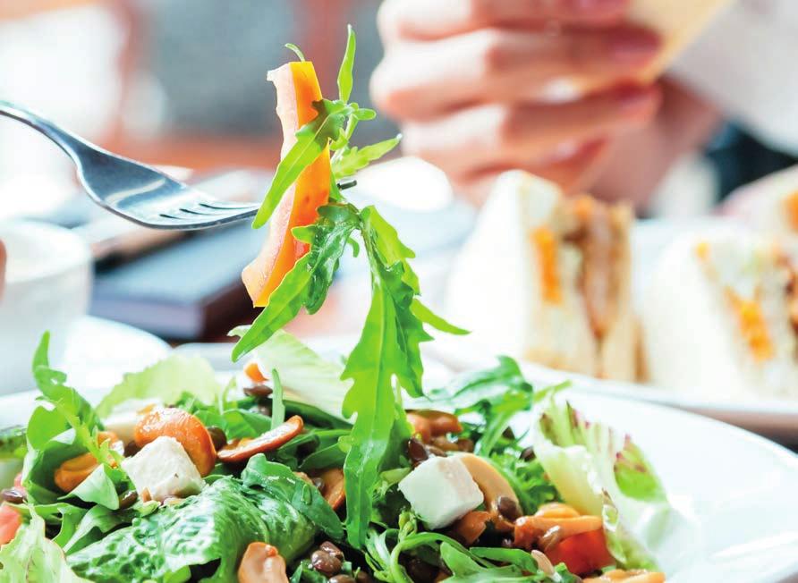 SaLaDES Maaltijdsalade s geserveerd met brood en boter SALADE GEITENKAAS 9,75 Geitenkaas, gemengde salade, walnoten, ananas, tomaat, komkommer, honingdruppels SALADE TONIJN 9,75 tonijnsalade,