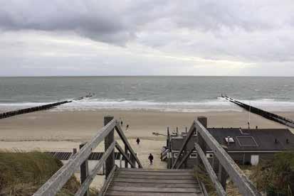 Het strand onder aan de zeedijk is vrij vlak. Het maakt niet uit welke kant je kiest. langs de Noordzeekust gekenmerkt door tal van muien en zwinnen die het relatief vlakke zandstrand doorsnijden.