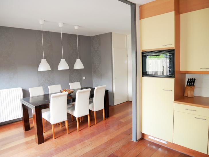 INDELING: Entree/hal met toilet en meterkast, woonkamer met halfopen keuken, voorzien