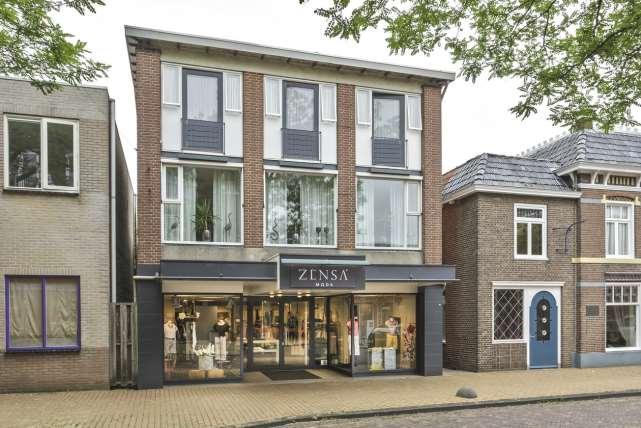 De Kolk 11 te Surhuisterveen Vraagprijs: 399.000,- k.k. Dit aantrekkelijke winkelpand met bovenwoning is gelegen op een A1 locatie in het levendige centrum van Surhuisterveen.