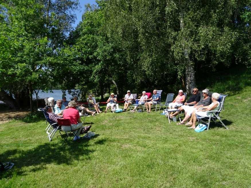 De volgende dag waren alle caravans binnen en konden ze een plekje zoeken. s avonds lekker gegeten met elkaar. De volgende camping was in Cheb bij Anja en Hella.