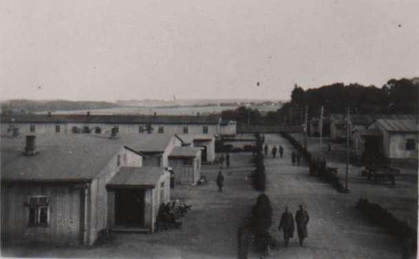 Middagwandeling naar de beek. Voetbalwedstrijd Nederland tegen België (5-2). Om 22.00 pas water. Elektrisch licht doet het weer, doch mag niet gebruikt worden. Eerst het hospitaal! Vrijdag 11-5-1945.