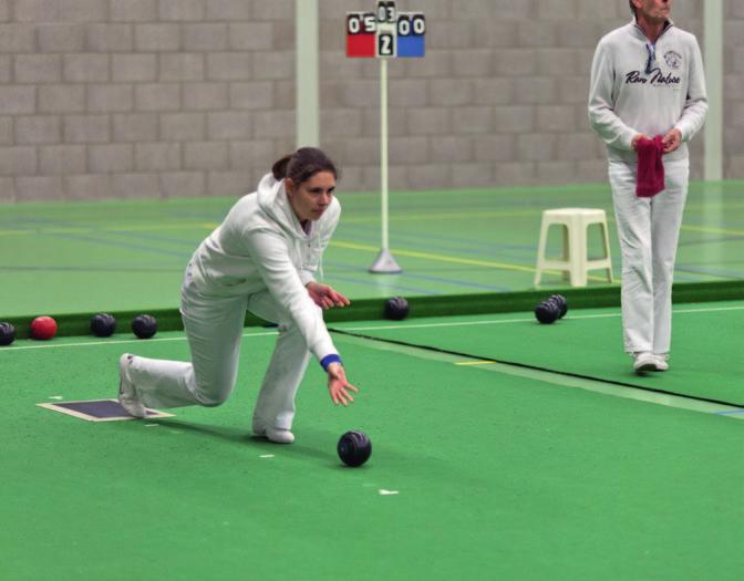 Tactiek en behendigheid Elke dinsdag- en donderdagmiddag beoefenen in de sporthal van RKC WION ruim twintig senioren bowls.