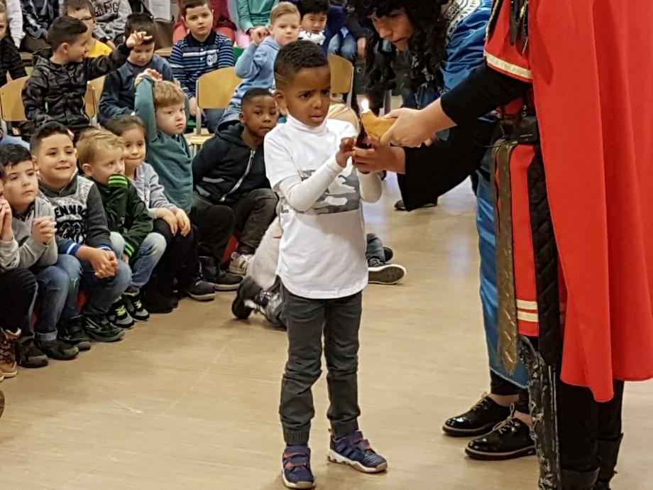 Groep 5 t/m 8 : Prehistorie, Grieken en Romeinen Het nieuwe thema is vorige week gestart. Juf Elfriede en juf Betty gaven in passende Romeinse kleding een mini-college.