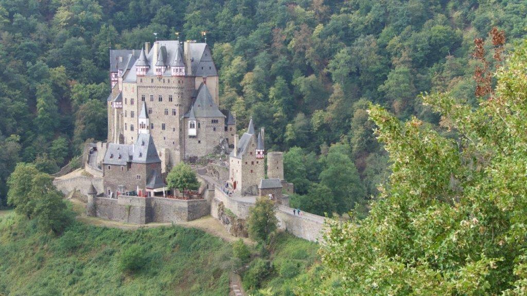 De geschiedenis van Koblenz van meer dan 2000 jaren, gaat terug naar de Romeinse tijd: oude vestingmuren, burchttorens, kastelen en patriciërswoningen.