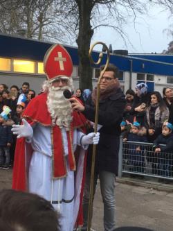 Sint in beeld Op het schoolplein hield de Sint zijn