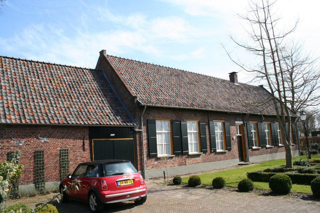 Luyksgestel: Dorpstraat 59 Vraagprijs 499.000 k.k. Dorpstraat 59 Bijzonder sfeervolle monumentale woonboerderij v/h pastoriewoning Huize Ravenschot