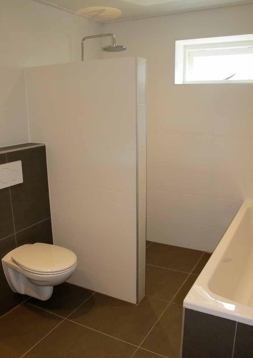 Algemene informatie bij het kopen van een woonhuis Badkamer op bovenverdieping De moderne en comfortabele vernieuwde badkamer met douche, 2e toilet wastafel en ligbad.