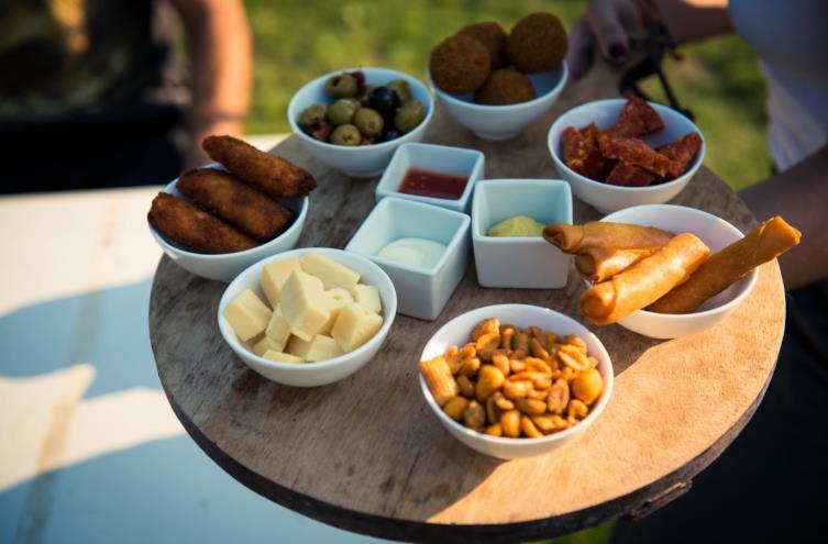 warme borrelhapjes 6,25 Gemengde nootjes, olijven, kaas, chorizo, bitterballen met mosterd, kaasstengels met chilisaus en garnalenkroketjes met limoenmayonaise (drie warme hapjes per persoon).