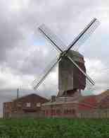 spoorwegbedding en door de Groene Long van Oostrozebeke. maakt daarenboven een lus op de Ginste.