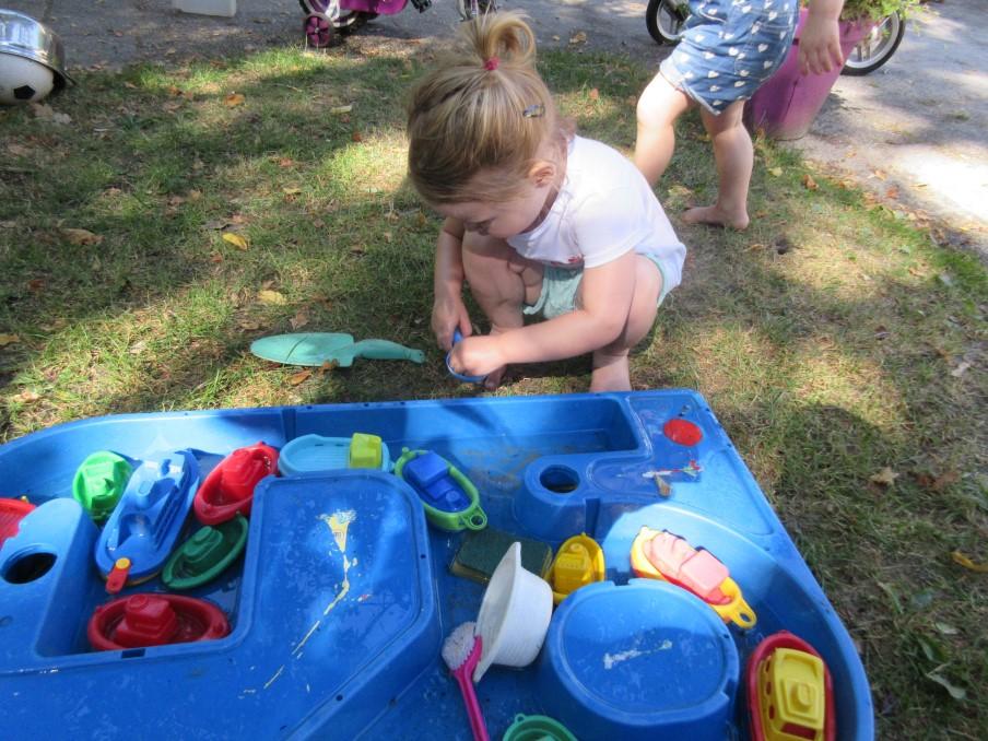 Hieronder wil ik er kort wat over uitleggen, zodat jullie er thuis misschien ook wat mee kunnen doen. Op groep merk ik dat de kinderen het erg leuk vinden. Interactief voorlezen wat is dat?