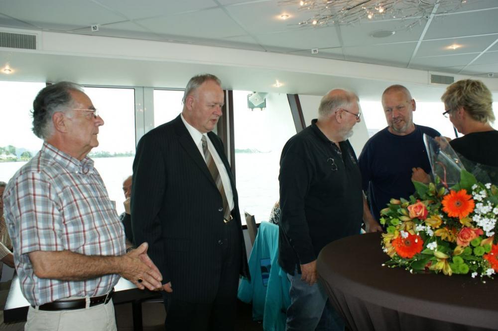 De jubilarissen werden toegesproken door onze voorzitter, de heer Jan Gelderloos en de insignes opgespeld door onze bestuurder,