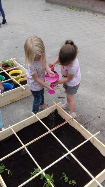 Eten en drinken Om tien uur is het tijd om samen te eten en drinken. We stimuleren een gezond tussendoortje. Daarom eten alle kinderen op dinsdag, woensdag en donderdag fruit.